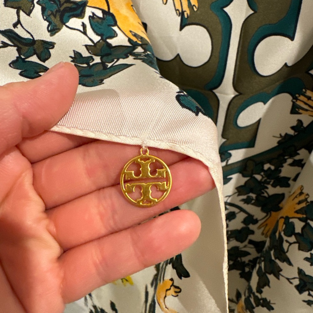 TORY BURCH DAISY VINE MEDALLION CHARM SILK SQUARE SCARF - Picture 8 of 9